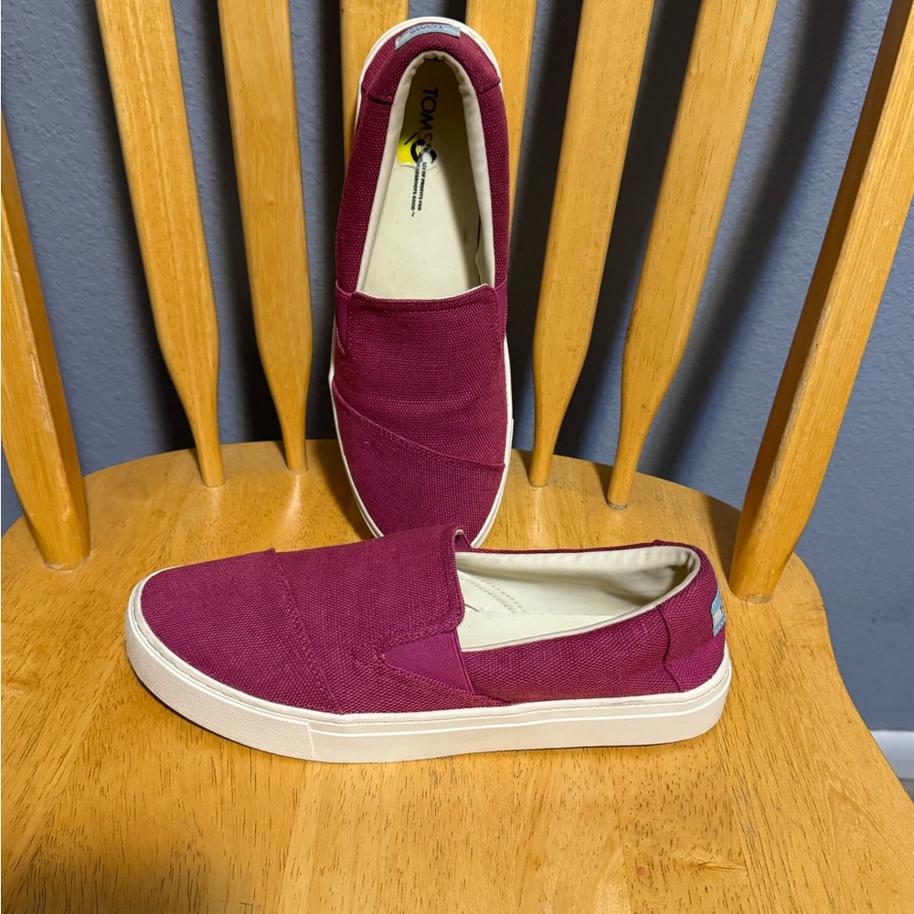Tom’s Espadrille. Pre-owned but gently worn. Size 9 that can fit a 8.5 size.